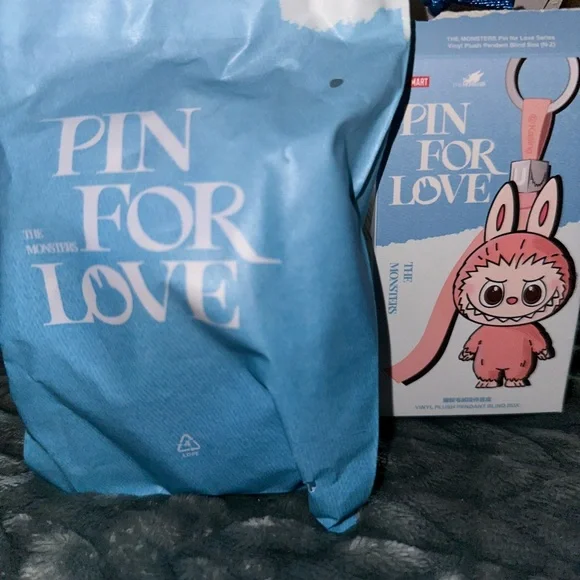 Popmart Pin for love The letter is O - Picture 2 of 3